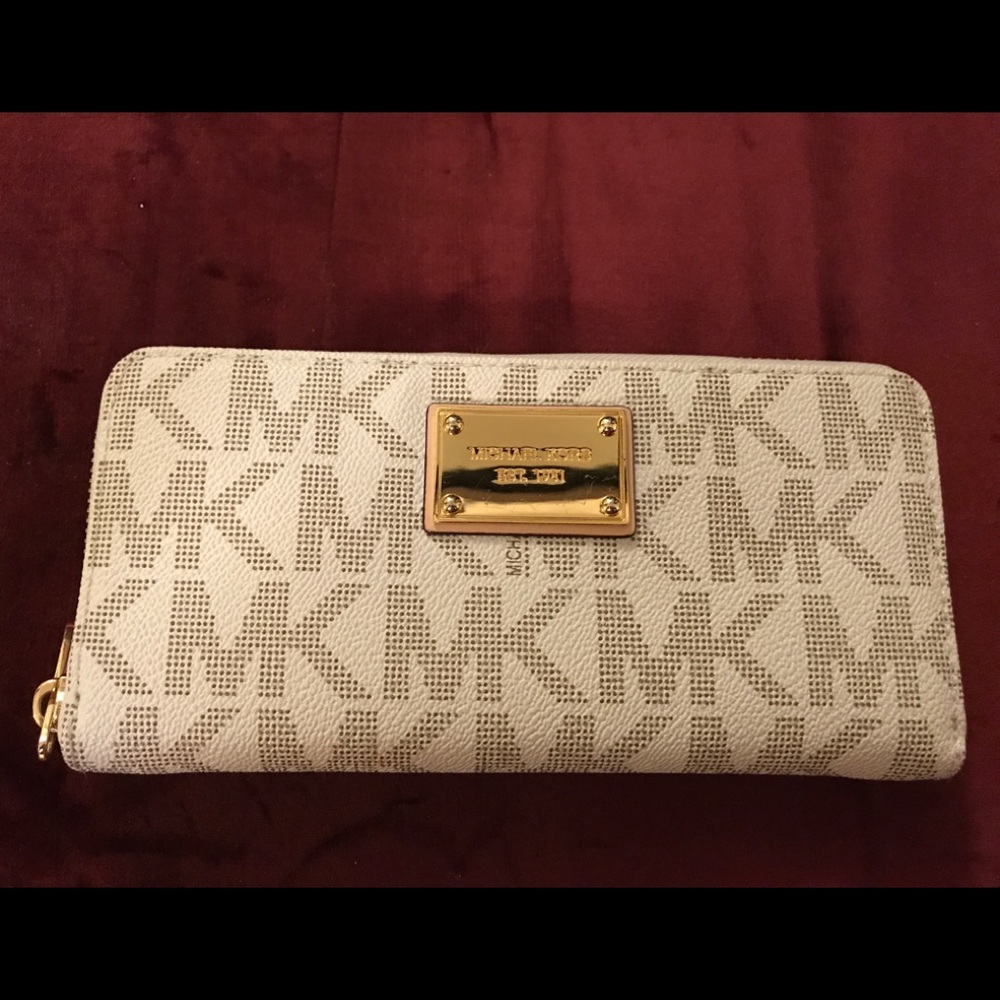 Michael Kors Vanilla Wallet